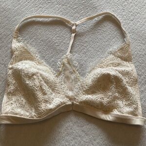 ViCTORIAS SECRET LACE BRALETTE woman’s